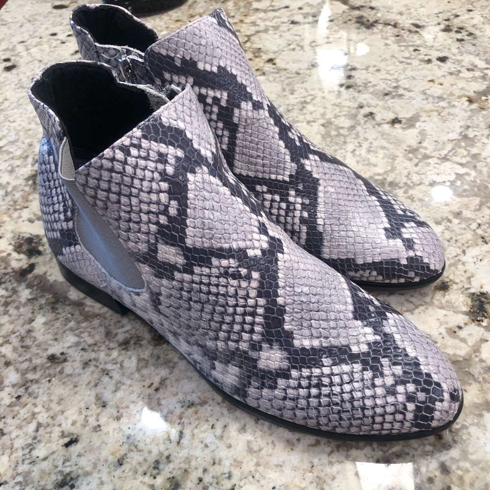 MUNRO faux snakeskin booties. Excellent cond. never worn size 8